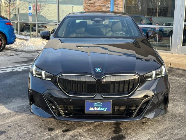 Used 2025 BMW 550e xDrive w/ Premium Package image 13