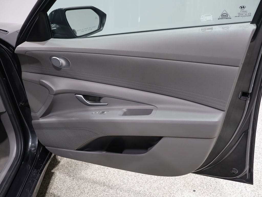 Used 2021 Hyundai Elantra SE image 23