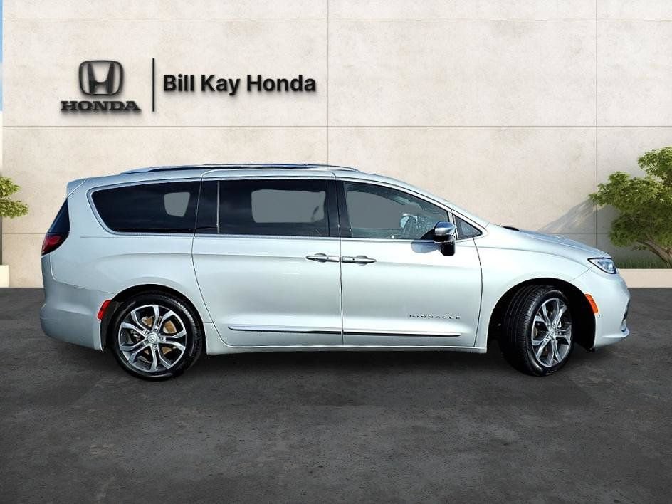 Used 2026 Chrysler Pacifica Pinnacle FWD image 2