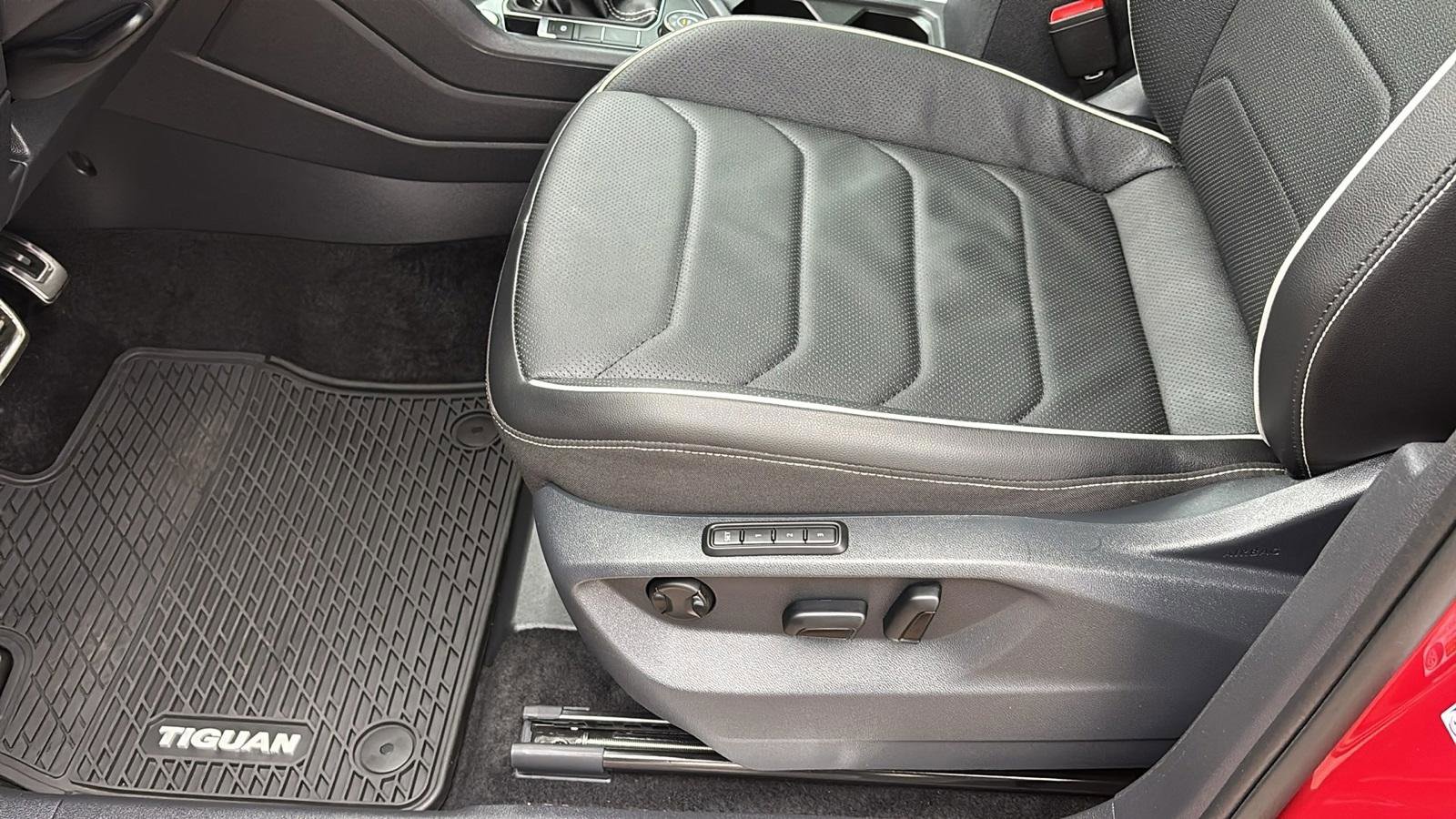 Used 2024 Volkswagen Tiguan SEL R-Line image 26