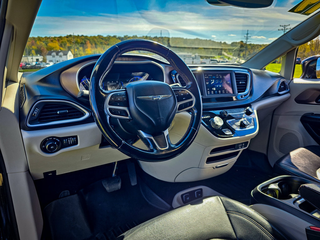 Used 2019 Chrysler Pacifica Touring-L FWD image 12