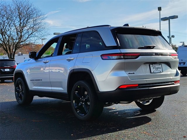New 2025 Jeep Grand Cherokee Altitude image 8