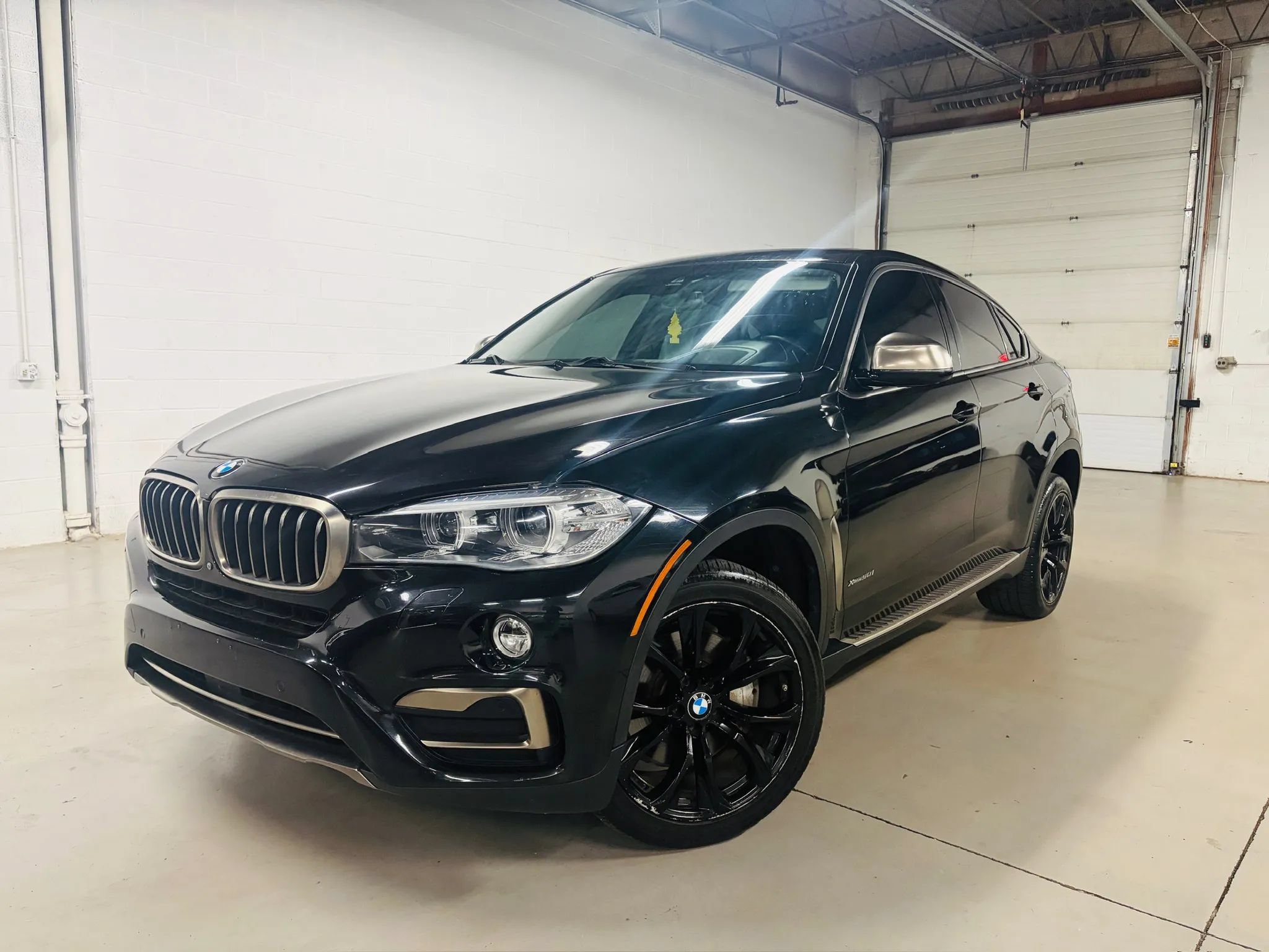 Used 2016 BMW X6 xDrive50i AWD/4WD image 1