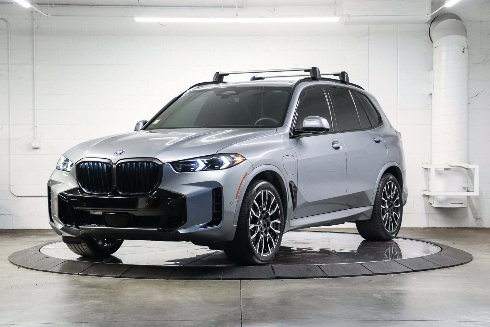 Used 2025 BMW X5 xDrive50e w/ Executive Package AWD/4WD image 3