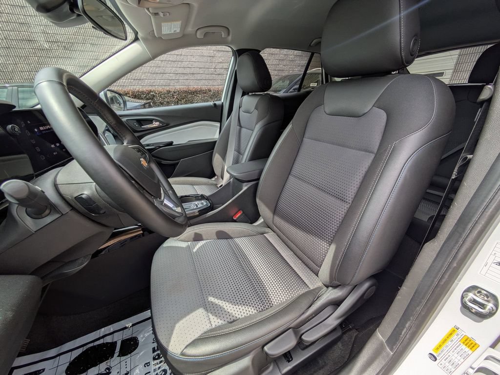 Used 2025 Chevrolet Trax LT w/ LT Convenience Package FWD image 24