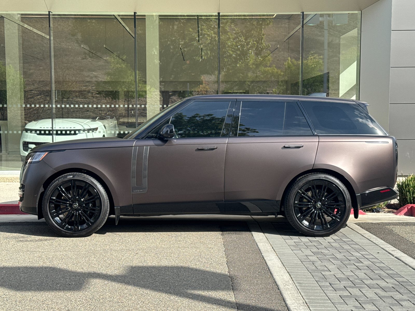 Used 2025 Land Rover Range Rover Autobiography AWD/4WD image 3
