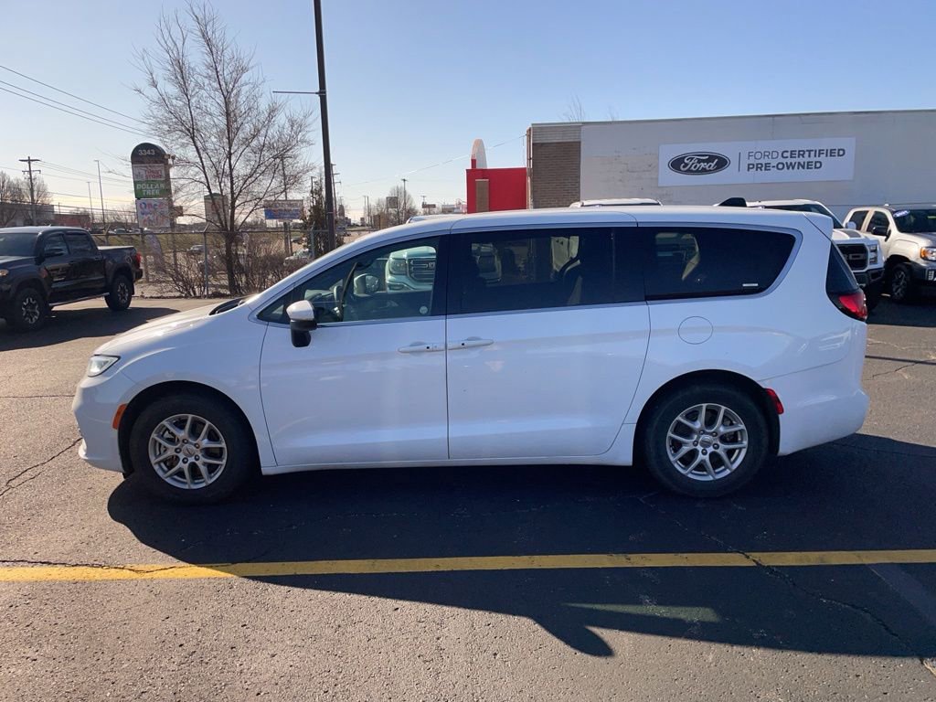 Used 2023 Chrysler Pacifica Touring image 8