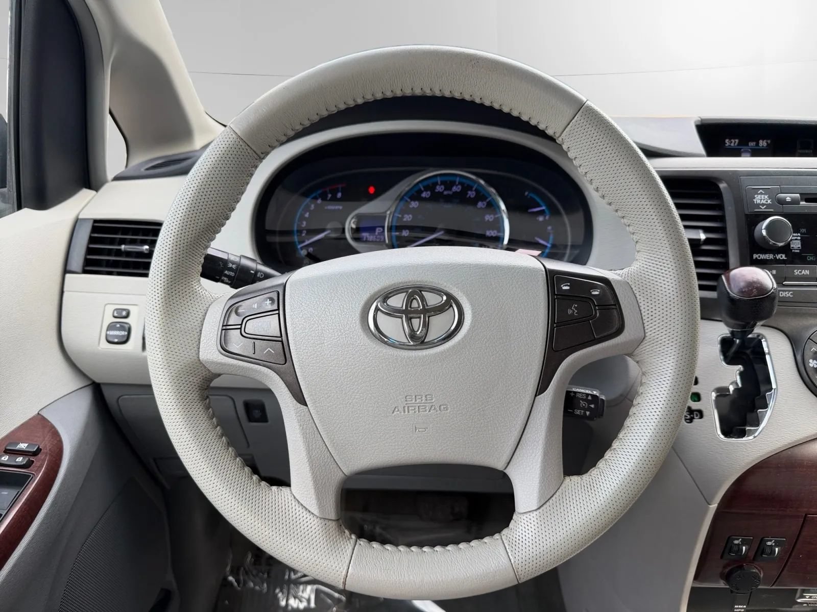 Used 2012 Toyota Sienna XLE w/ Entertainment Pkg FWD image 12