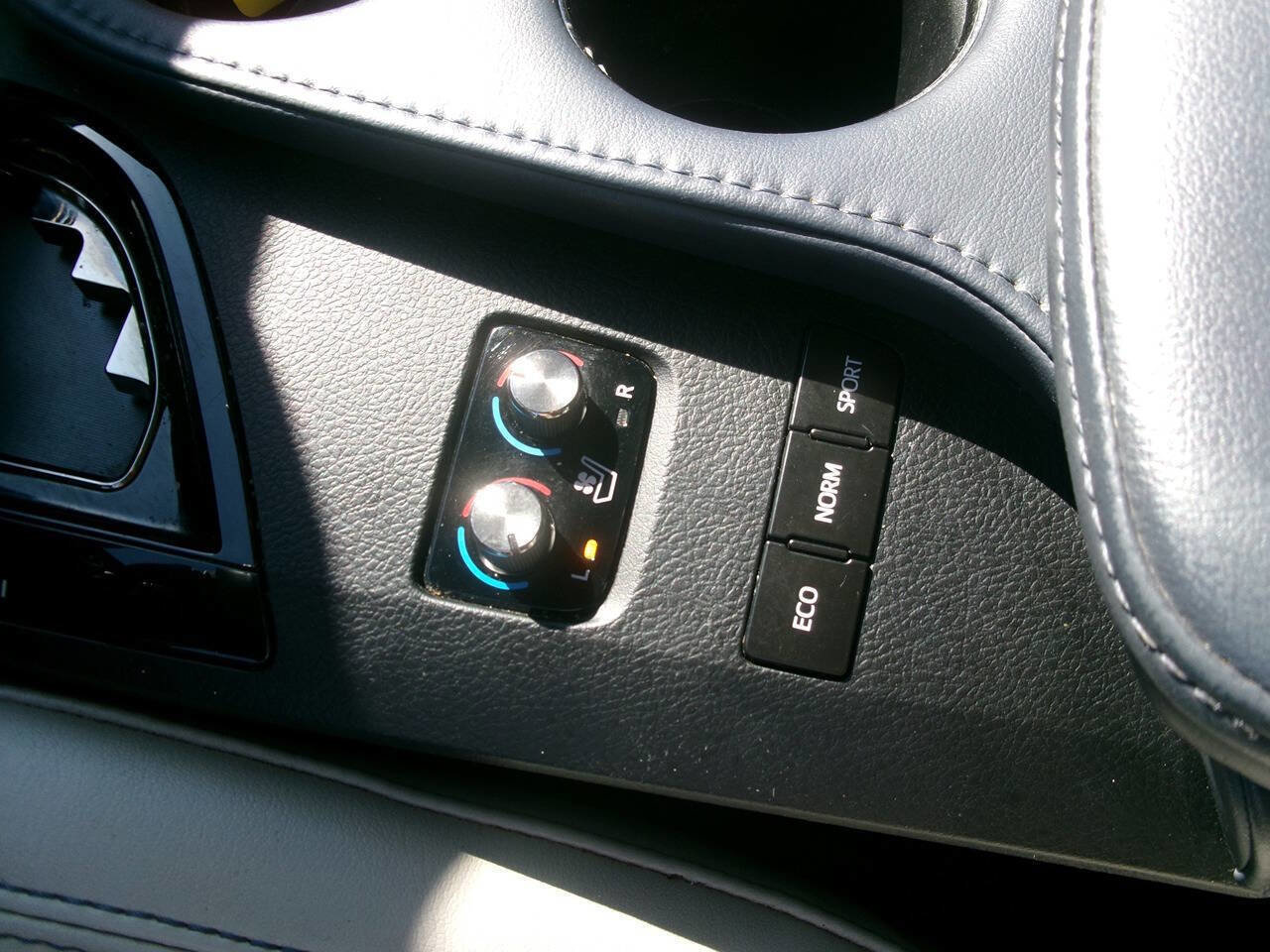 Used 2013 Toyota Avalon Limited w/ Technology Pkg FWD image 19