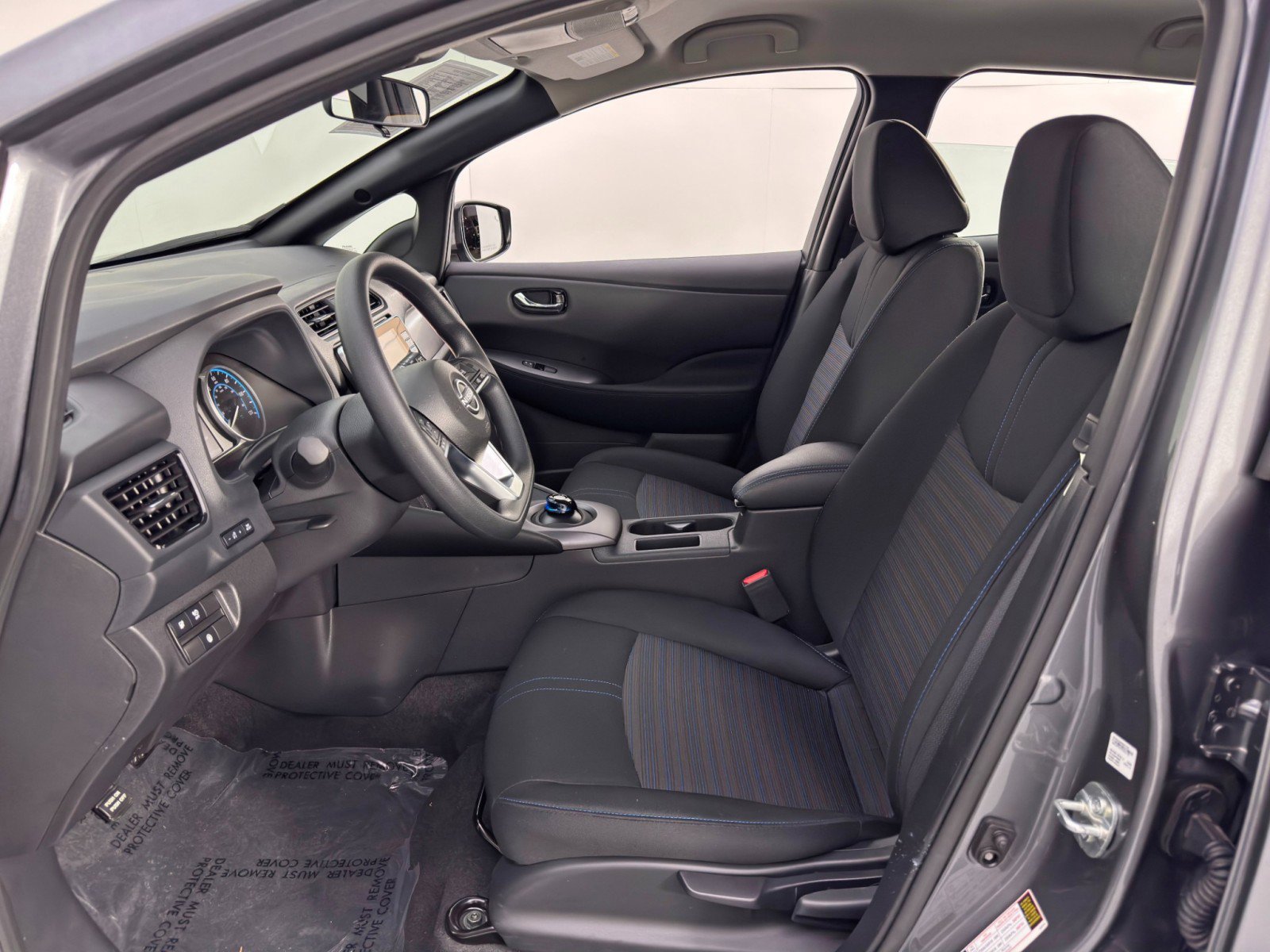 Used 2025 Nissan Leaf S image 15