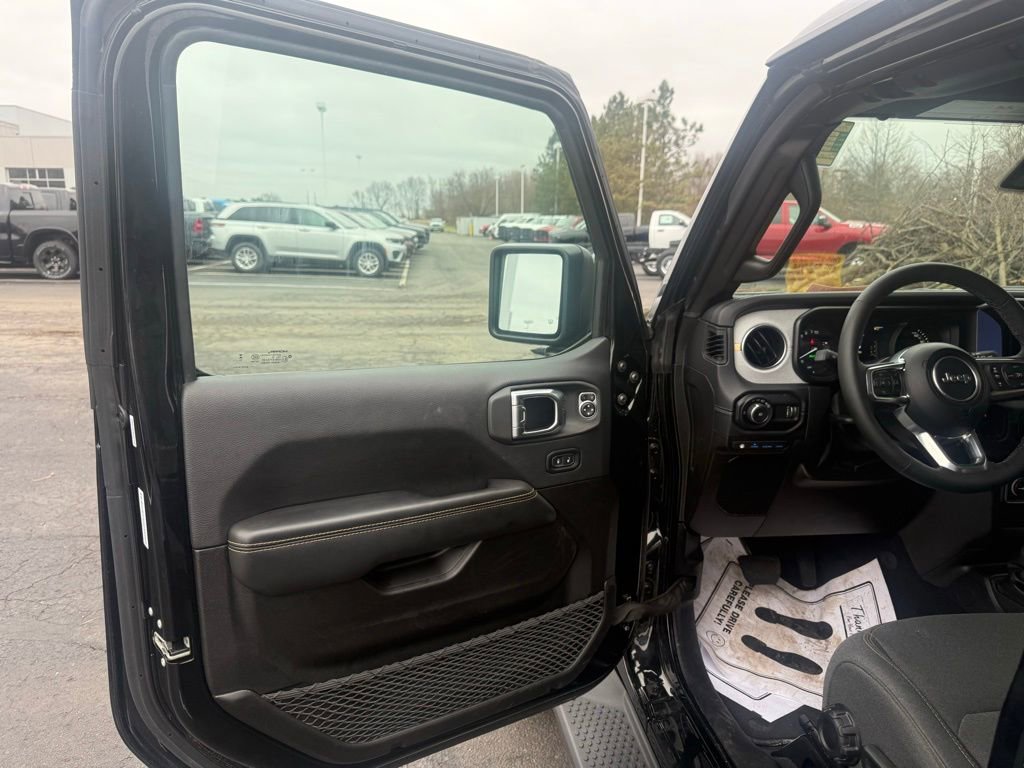 Used 2025 Jeep Wrangler Unlimited Sahara image 9