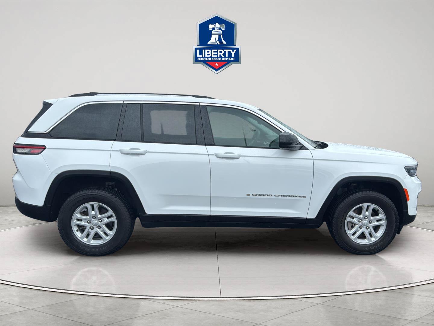 Used 2023 Jeep Grand Cherokee Laredo AWD/4WD image 13