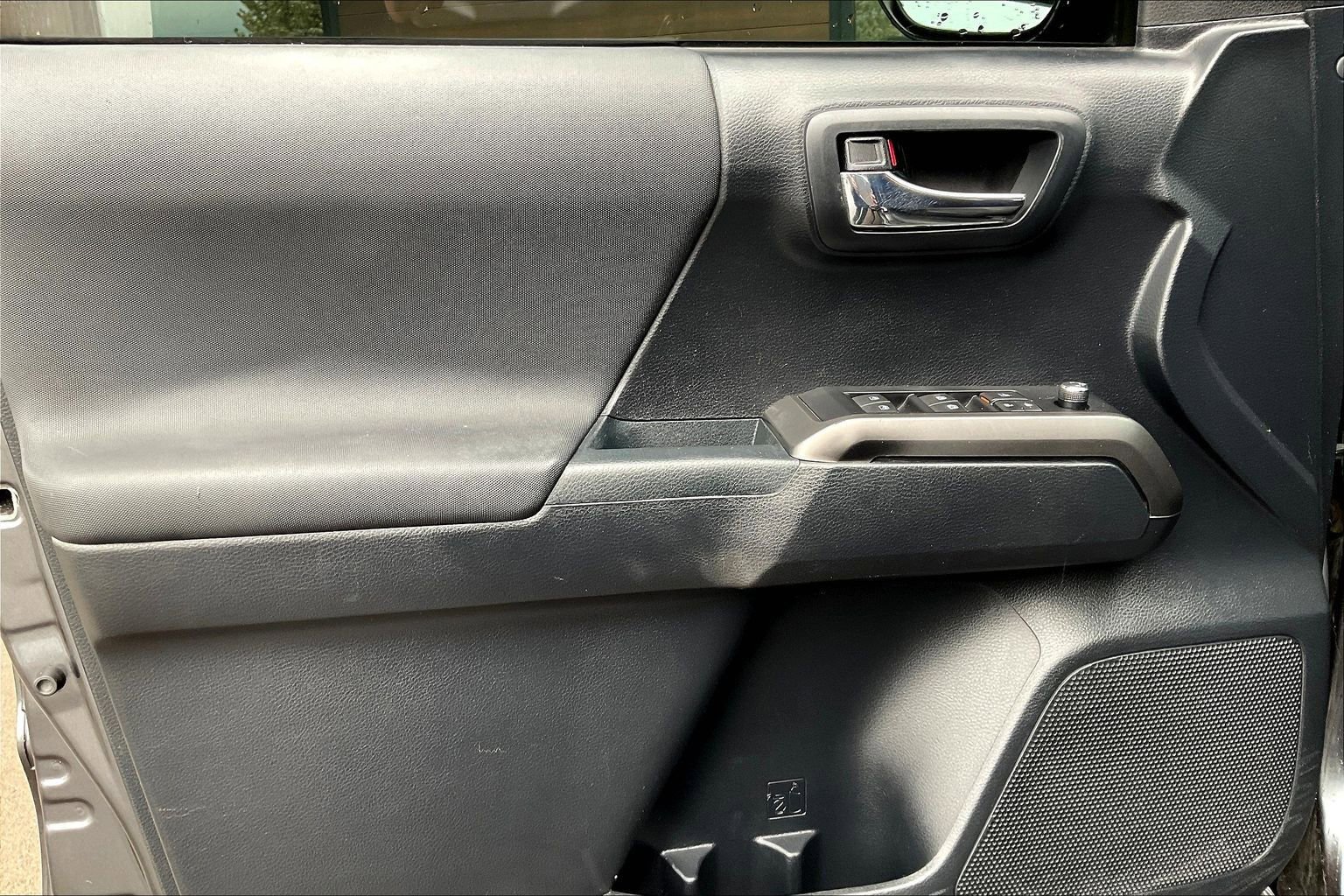 Used 2018 Toyota Tacoma TRD Off-Road w/ Technology Package AWD/4WD image 15