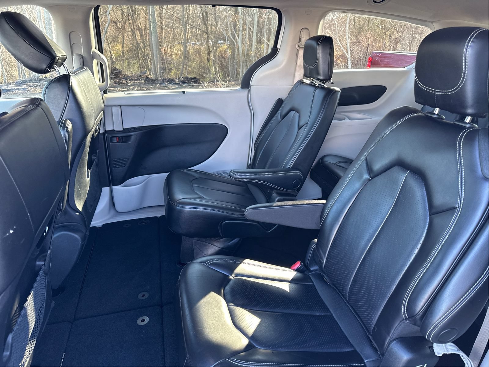 Used 2023 Chrysler Pacifica Touring-L FWD image 10