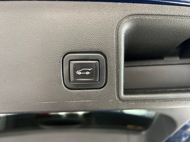 Used 2022 GMC Terrain SLE w/ Driver Convenience Package FWD image 9