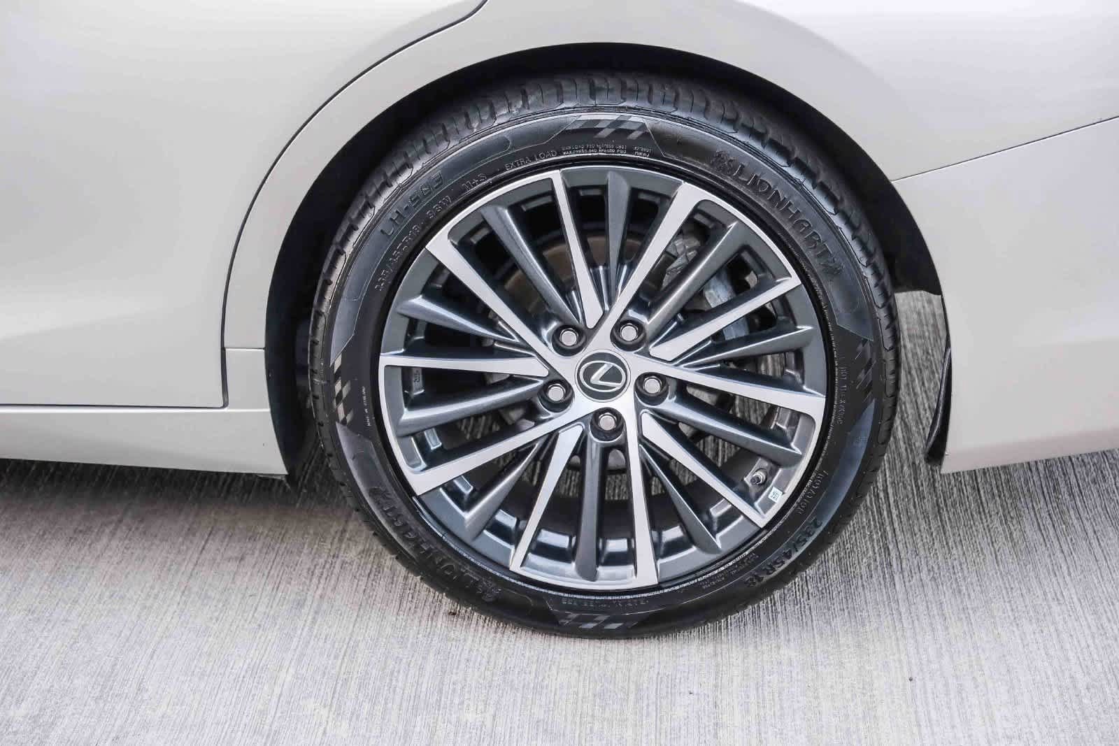 Used 2023 Lexus ES 300h w/ Premium Package FWD image 9
