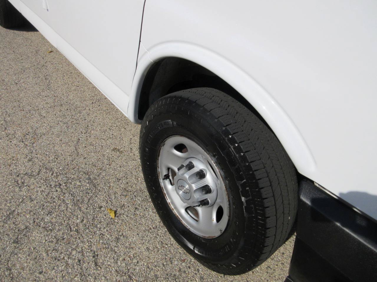 Used 2017 Chevrolet Express 3500 RWD image 16