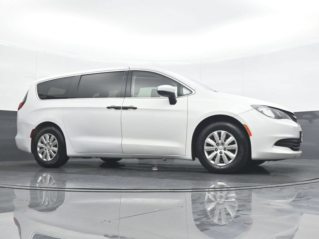 Used 2020 Chrysler Voyager L FWD image 33