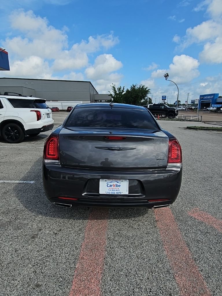 Used 2022 Chrysler 300 Touring w/ Sport Appearance Package RWD image 6