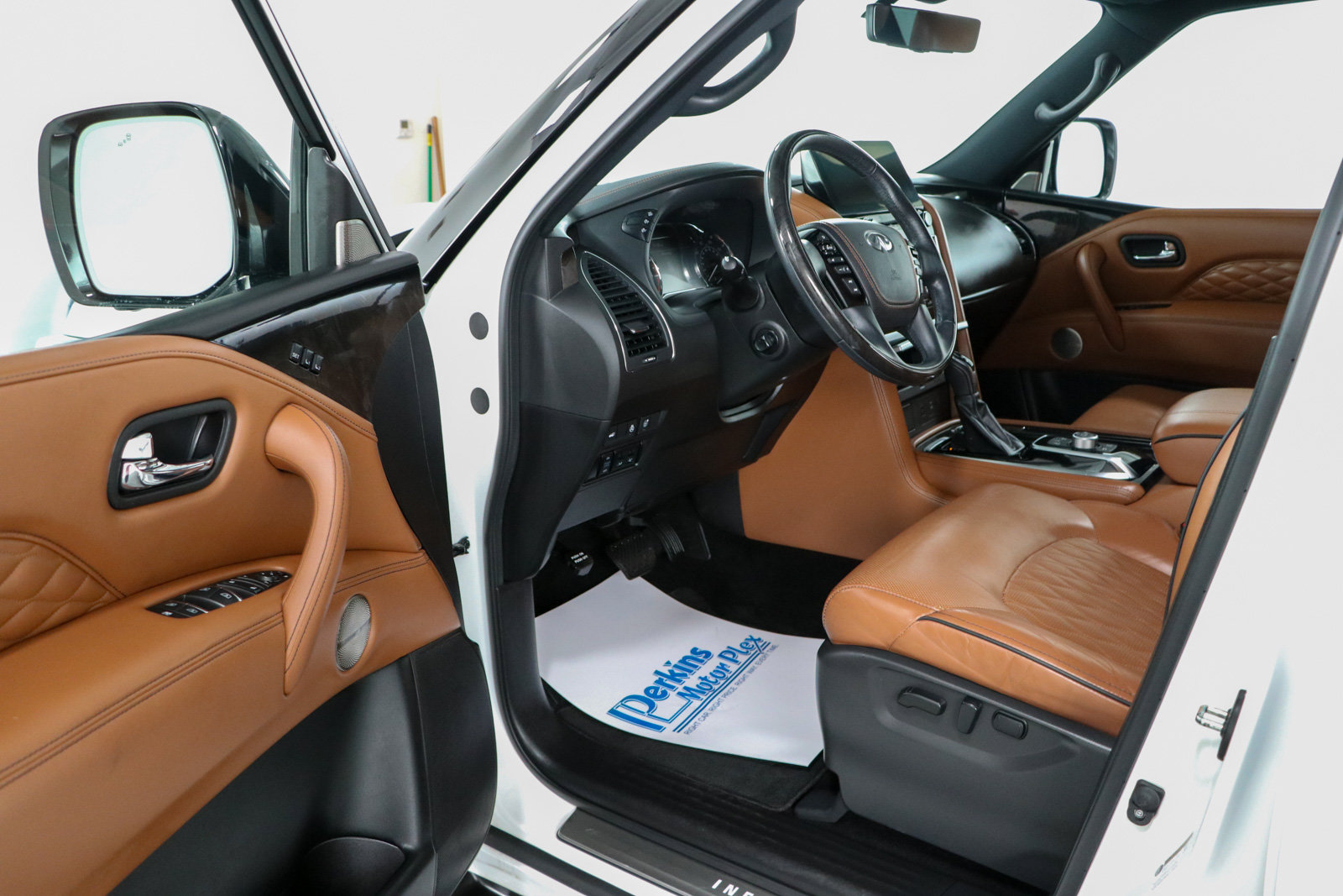 Used 2023 INFINITI QX80 Sensory w/ Cargo Package AWD/4WD image 3