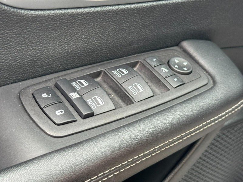 Used 2025 Chrysler Pacifica Limited FWD image 30