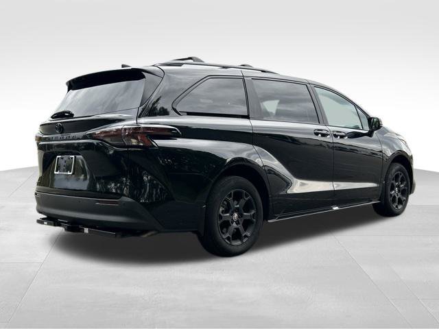 Used 2025 Toyota Sienna XLE Woodland Edition AWD/4WD image 5
