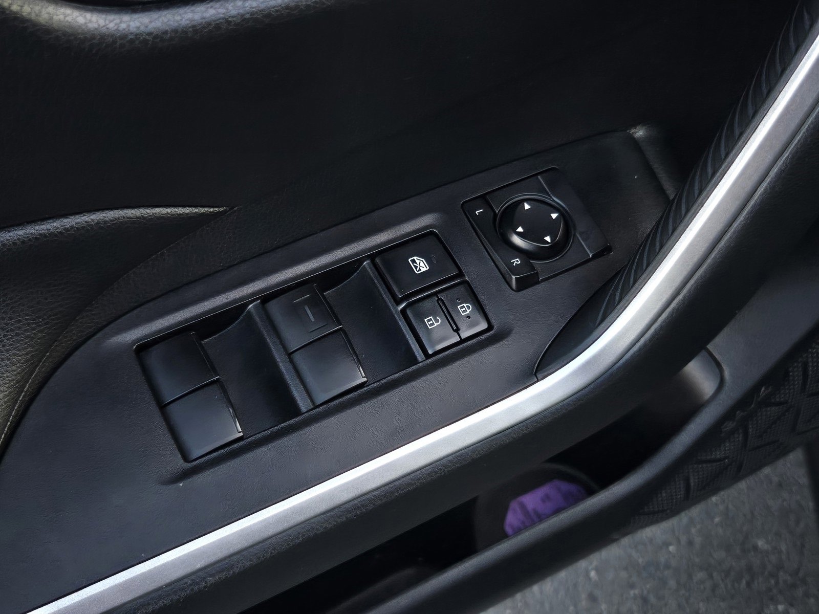 Used 2021 Toyota RAV4 LE image 10