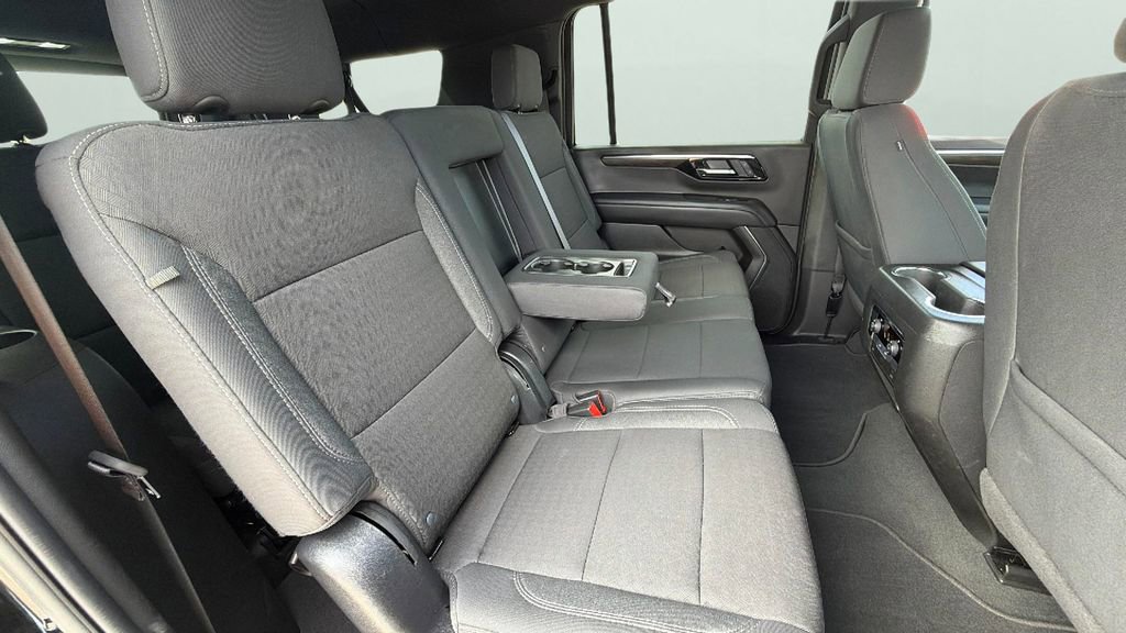 Used 2025 Chevrolet Suburban LS RWD image 32