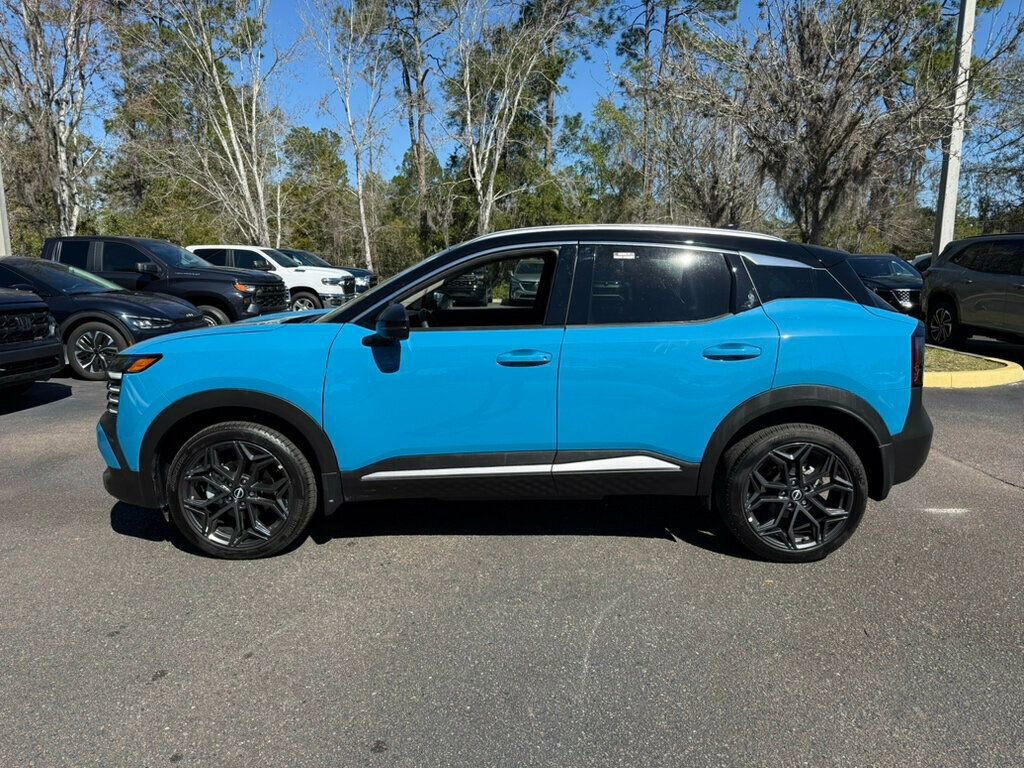 Used 2025 Nissan Kicks SR image 2