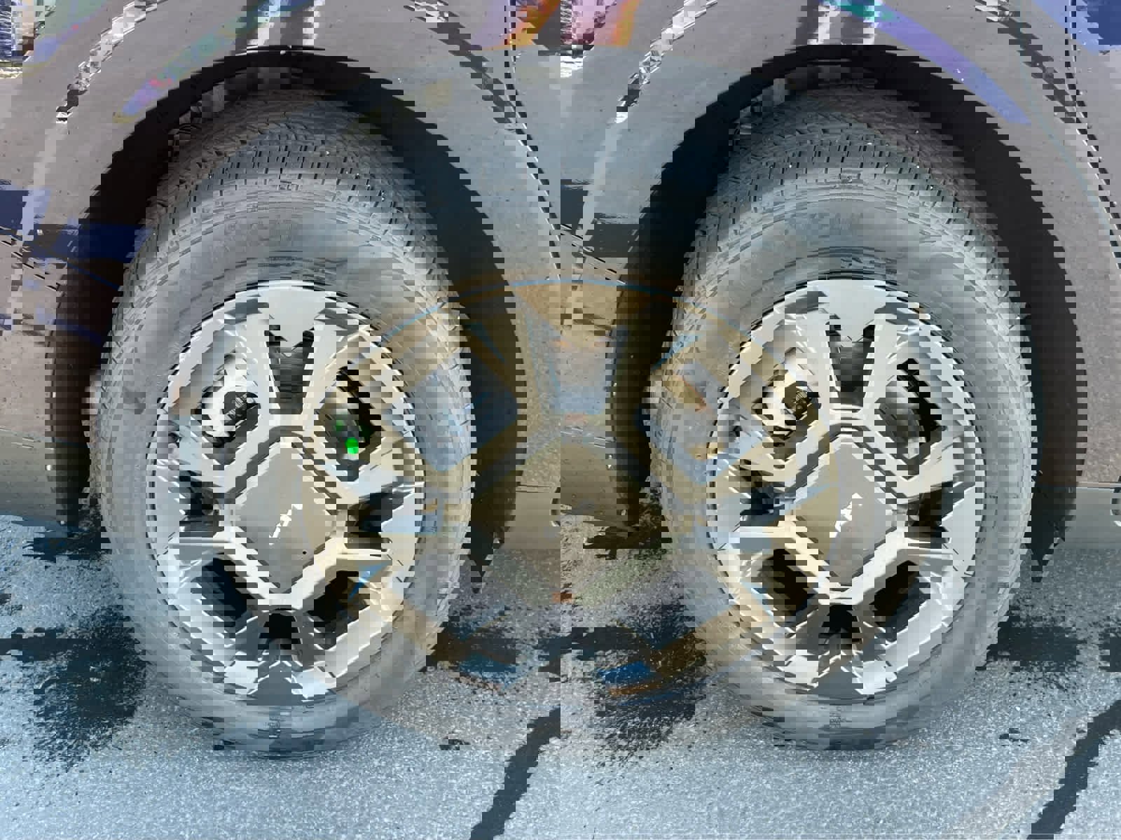 Used 2025 Kia Carnival EX image 15