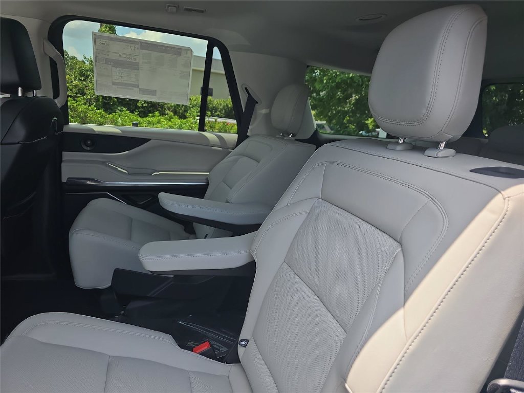 New 2026 Lincoln Navigator Premiere AWD/4WD image 13