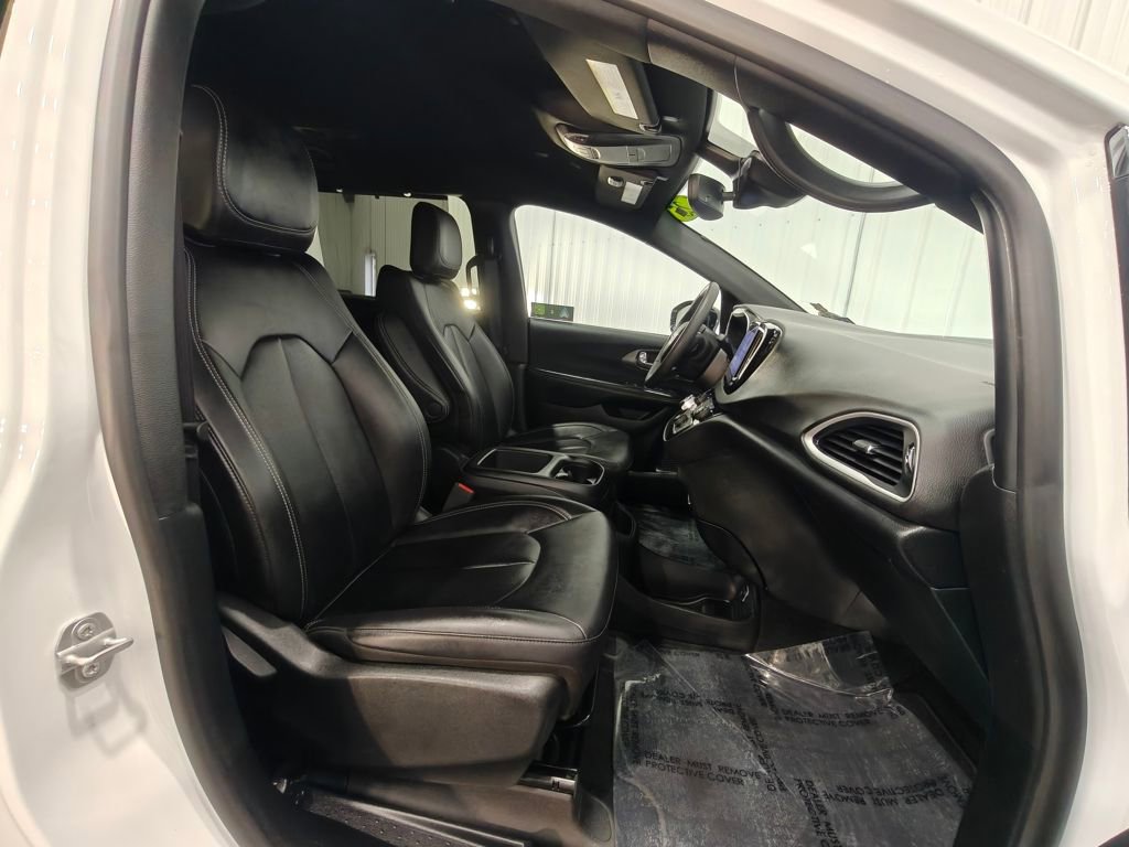 Used 2025 Chrysler Pacifica Select image 25