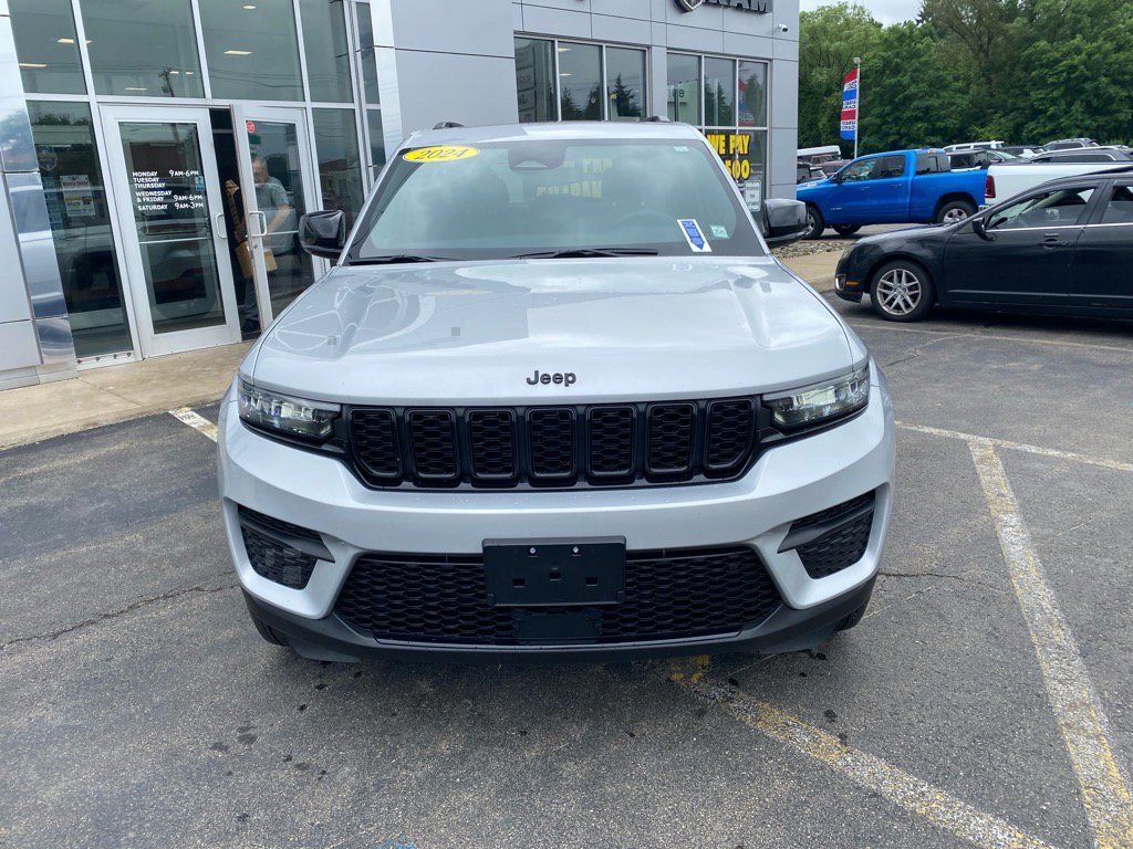 Used 2024 Jeep Grand Cherokee Altitude image 8