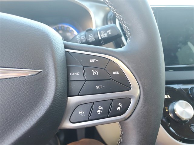 Used 2024 Chrysler Pacifica Touring-L image 12