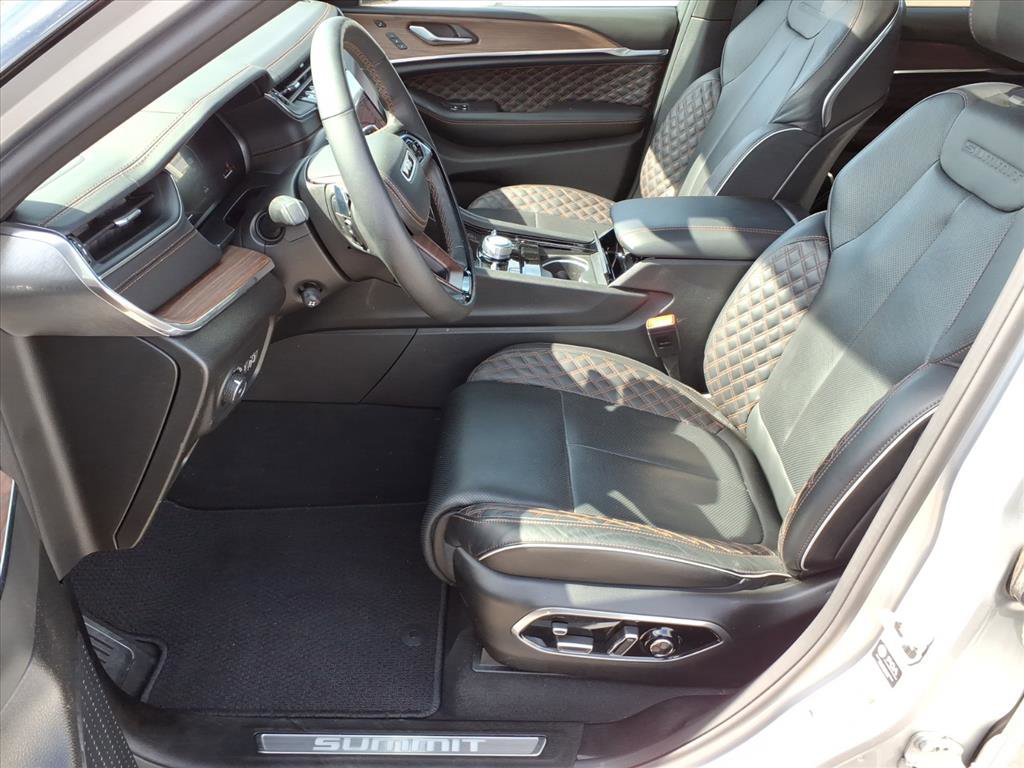 Used 2025 Jeep Grand Cherokee Summit AWD/4WD image 5