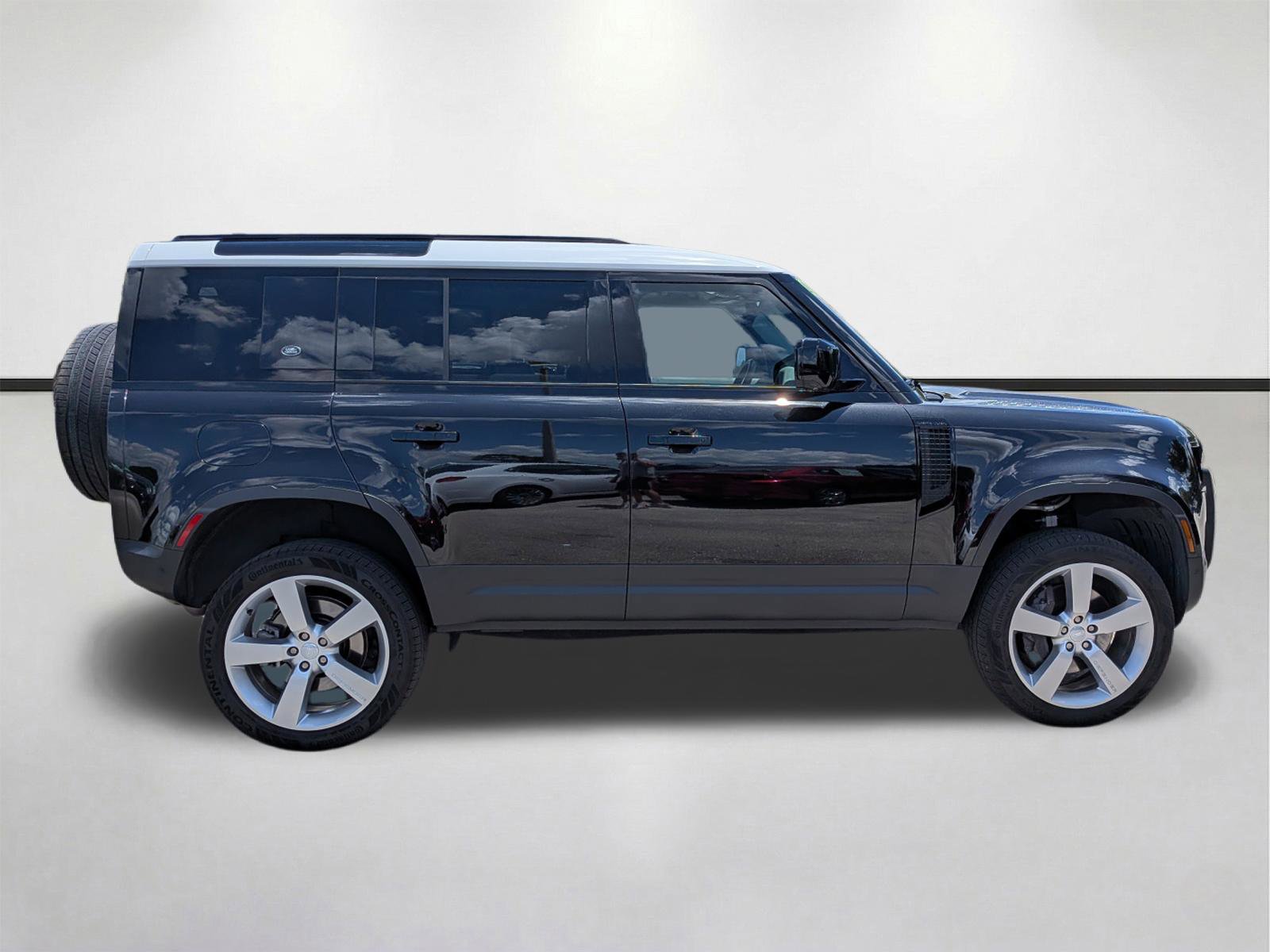 Used 2023 Land Rover Defender 110 SE AWD/4WD image 3