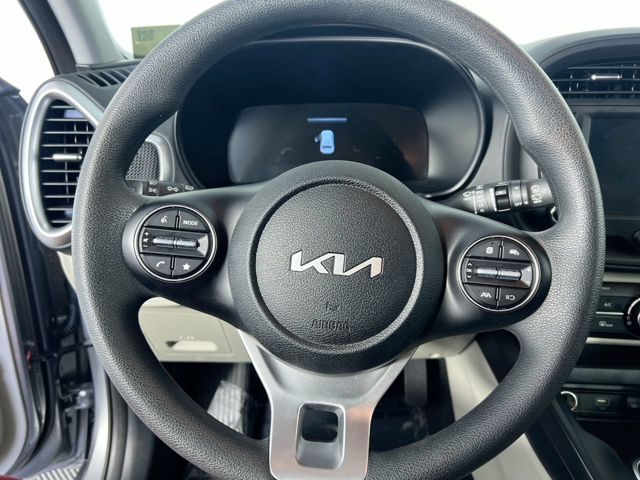 Used 2023 Kia Soul LX w/ LX Technology Package FWD image 16