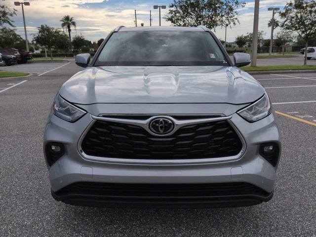 Used 2024 Toyota Highlander Limited FWD image 9