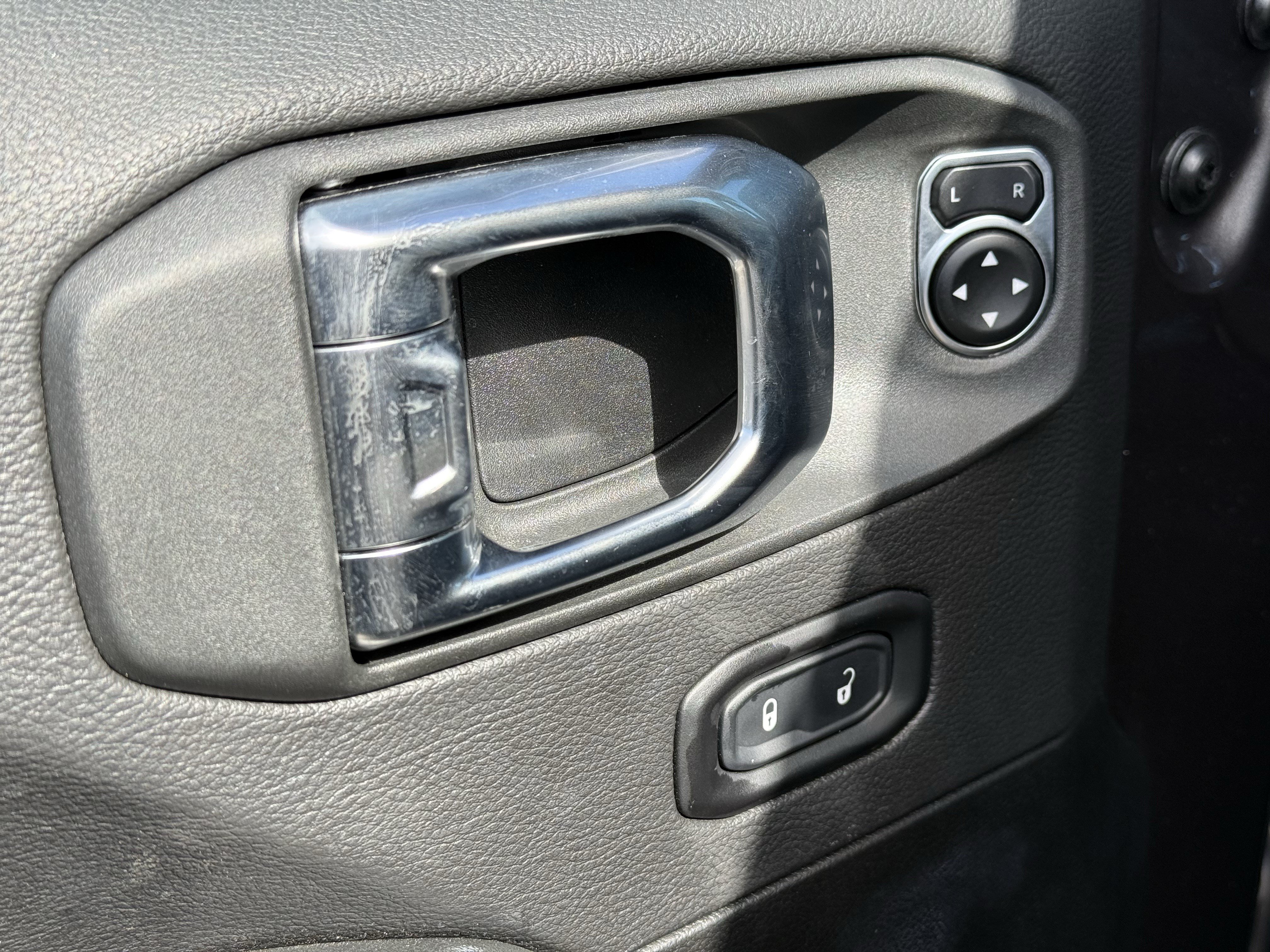 Used 2026 Jeep Wrangler Unlimited Sahara AWD/4WD image 15