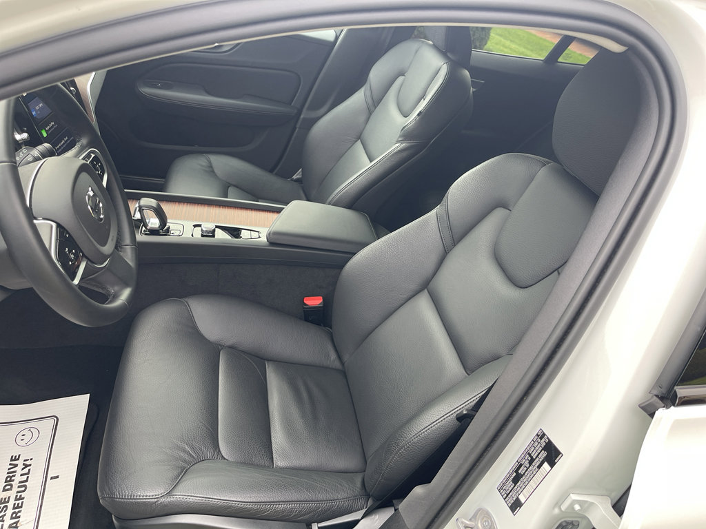 Used 2025 Volvo V60 B5 Cross Country Plus image 17