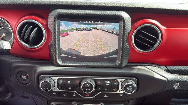 Used 2023 Jeep Wrangler Unlimited Rubicon w/ Cold Weather Group AWD/4WD image 22