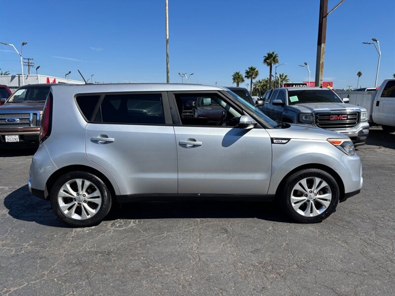 Used 2016 Kia Soul ! FWD image 2
