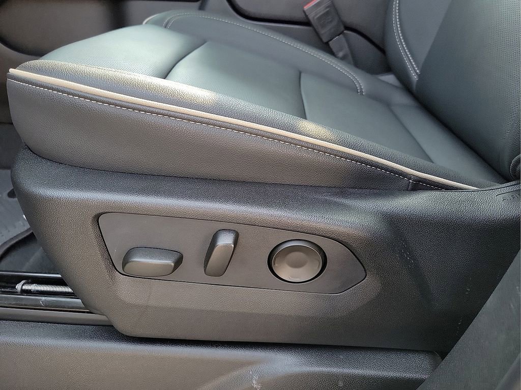 Used 2024 GMC Yukon XL SLT w/ SLT Premium Package image 8