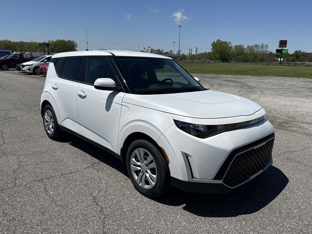 Used 2024 Kia Soul LX FWD image 2