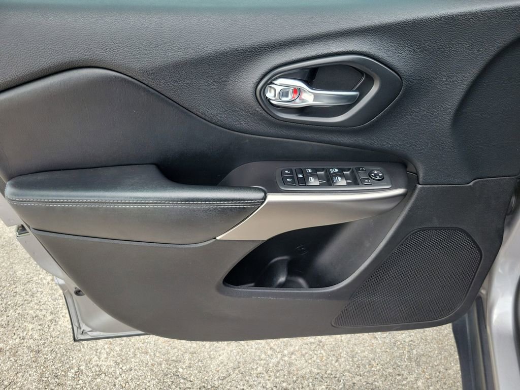 Used 2020 Jeep Cherokee Latitude Plus FWD image 17