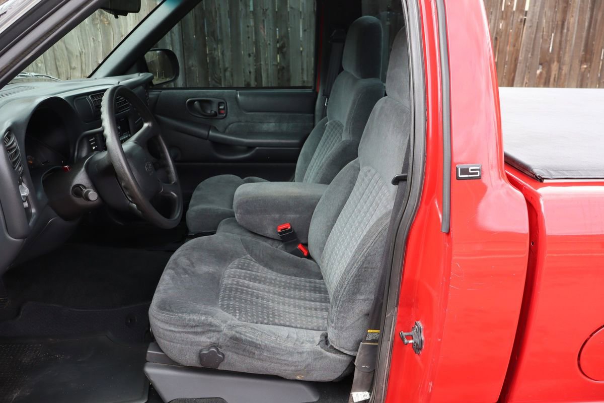 Used 2000 Chevrolet S10 Pickup LS w/ Preferred Equipment Group RWD image 17