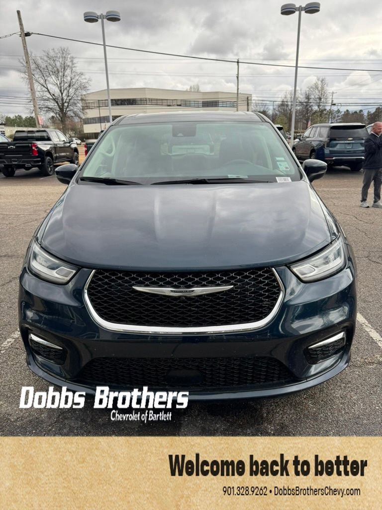 Used 2023 Chrysler Pacifica Touring-L image 1