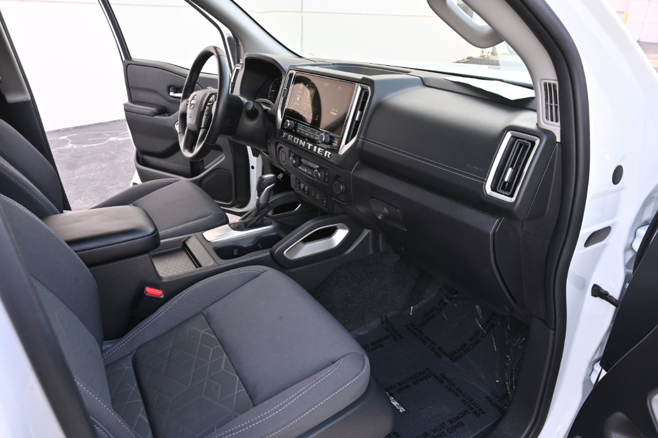 Used 2025 Nissan Frontier SV w/ SV Convenience Package RWD image 14