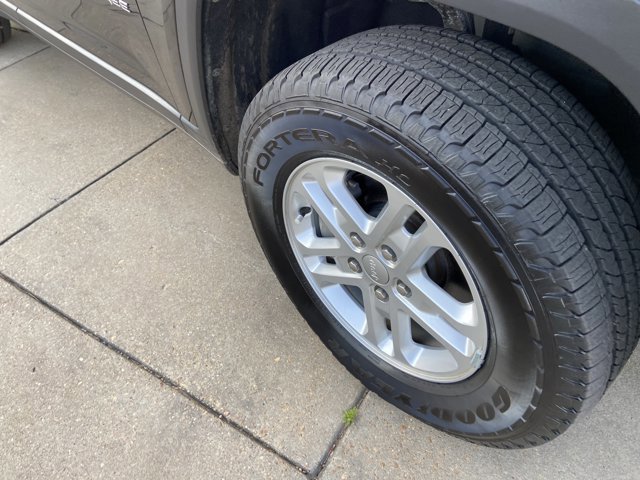 Used 2024 Jeep Grand Cherokee Laredo image 32