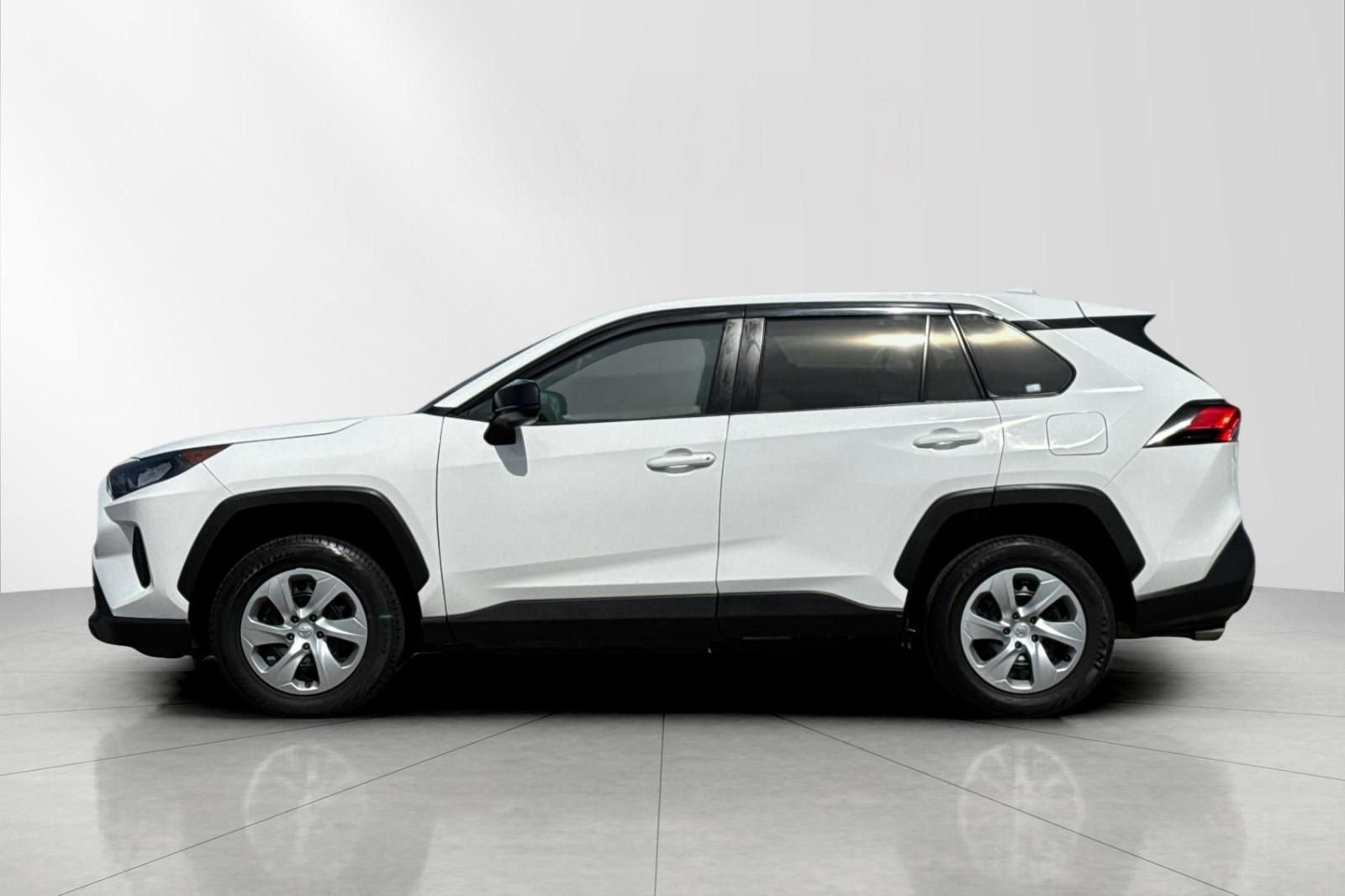 Used 2022 Toyota RAV4 LE image 7